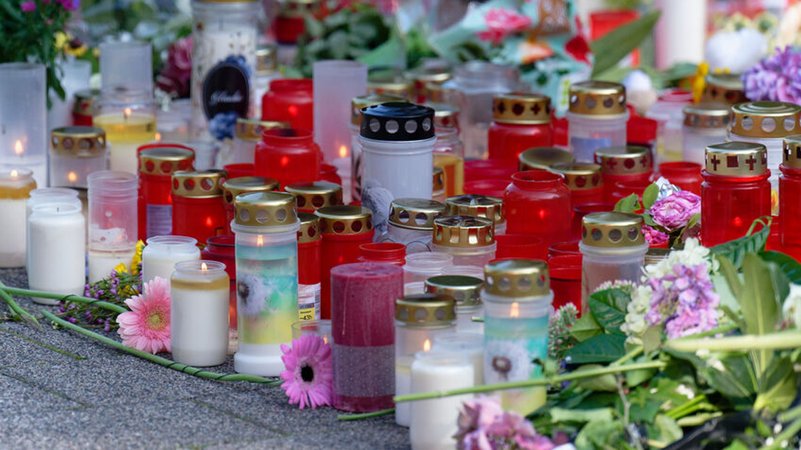 26.08.2024, Nordrhein-Westfalen, Solingen: Blumen und Kerzen in Gedenken an die Opfer liegen an einer Kirche in der Nähe des Tatorts. Bei einer Messerattacke auf der 650-Jahr-Feier der Stadt Solingen am 23. August hatte es drei Todesopfer und Verletzte gegeben. Foto: Henning Kaiser/dpa +++ dpa-Bildfunk +++ | Bild: dpa-Bildfunk/Henning Kaiser 26.08.2024, Nordrhein-Westfalen, Solingen: Blumen und Kerzen in Gedenken an die Opfer liegen an einer Kirche in der Nähe des Tatorts. Bei einer Messerattacke auf der 650-Jahr-Feier der Stadt Solingen am 23. August hatte es drei Todesopfer und Verletzte gegeben. Foto: Henning Kaiser/dpa +++ dpa-Bildfunk +++