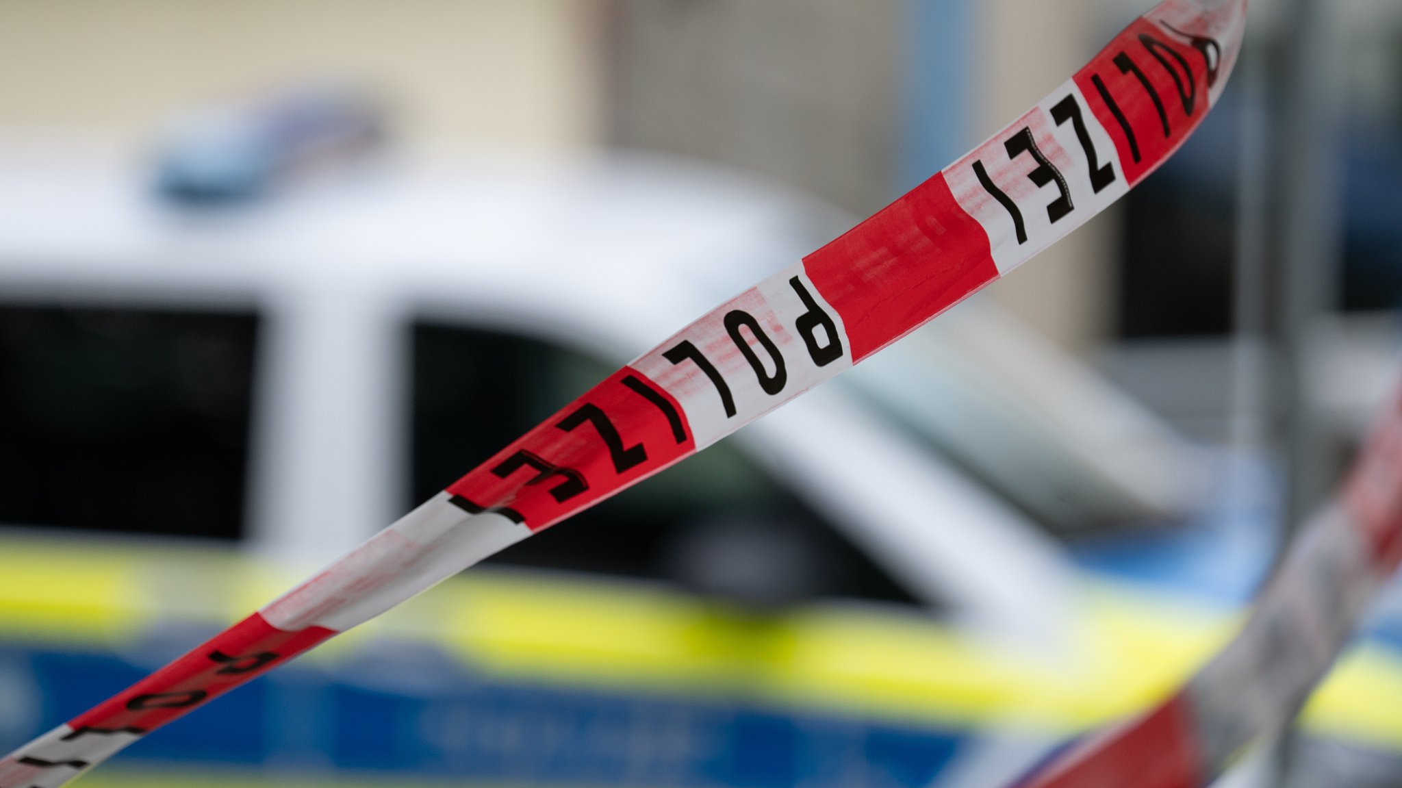 Polizei-Absperrband vor einem Einsatzfahrzeug (Symbolbild) | Bild: picture alliance / HMB Media | Michael Nibel Polizei-Absperrband vor einem Einsatzfahrzeug (Symbolbild)