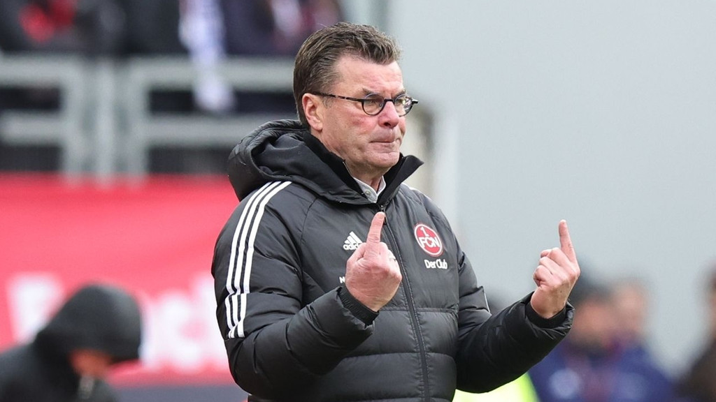 Dieter Hecking in seinem ersten Spiel bei der Rückkehr auf die Trainerbank des 1. FC Nürnberg. | Bild: picture alliance / Sportfoto Zink / Daniel Marr | Sportfoto Zink / Daniel Marr Dieter Hecking in seinem ersten Spiel bei der Rückkehr auf die Trainerbank des 1. FC Nürnberg.