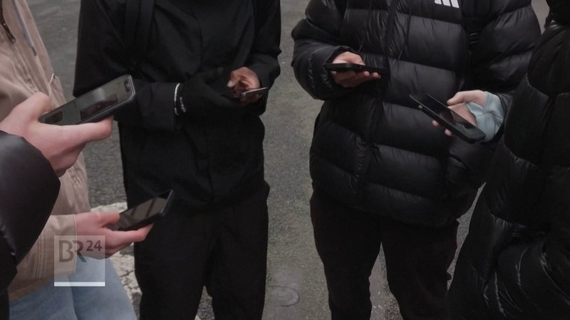 Wer im Netz schreibt, soll das künftig unter echtem Namen tun - das will der Bundeskanzler durchsetzen. | Bild: BR Wer im Netz schreibt, soll das künftig unter echtem Namen tun - das will der Bundeskanzler durchsetzen.