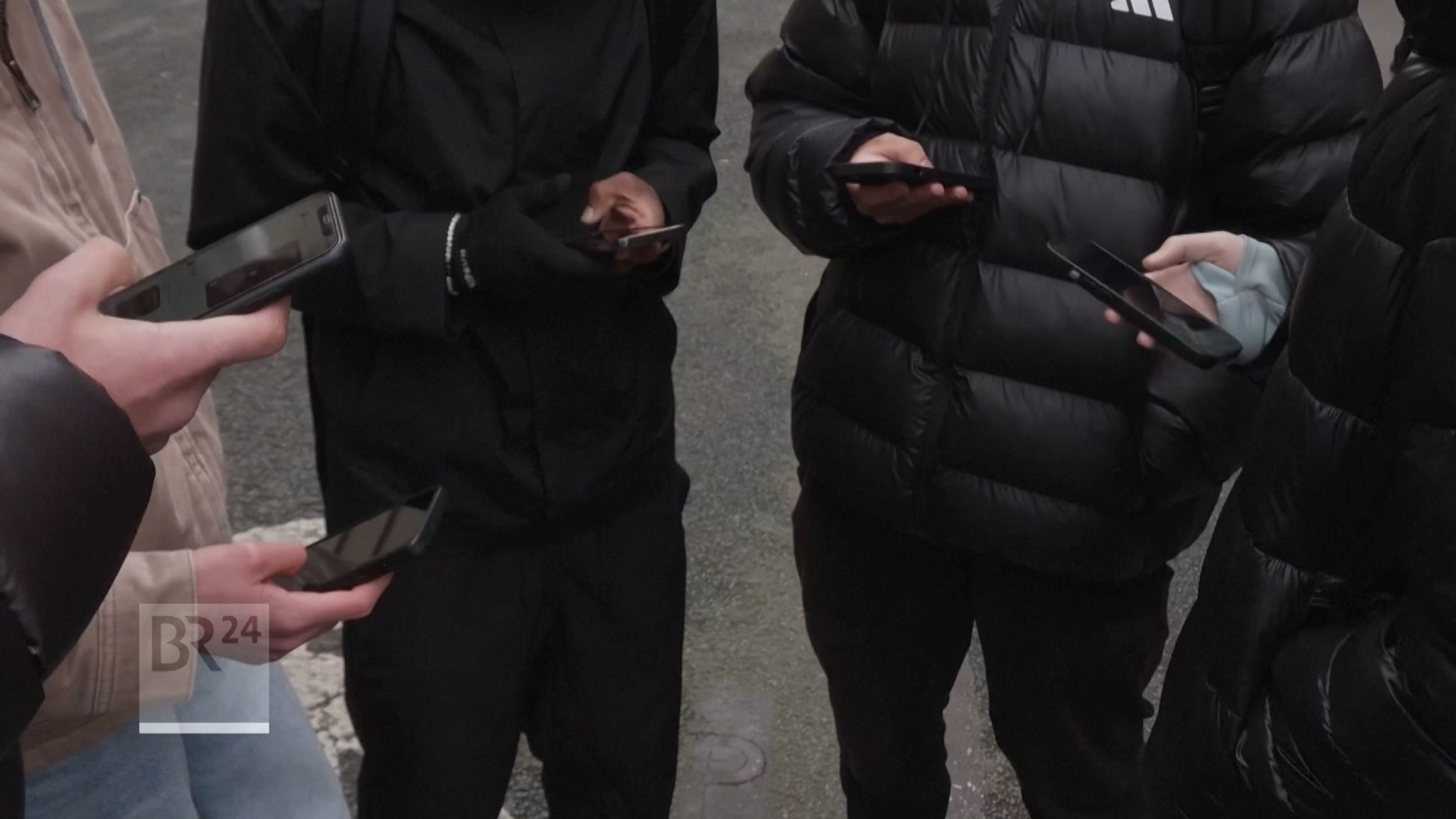 Wer im Netz schreibt, soll das künftig unter echtem Namen tun - das will der Bundeskanzler durchsetzen. | Bild: BR Wer im Netz schreibt, soll das künftig unter echtem Namen tun - das will der Bundeskanzler durchsetzen.