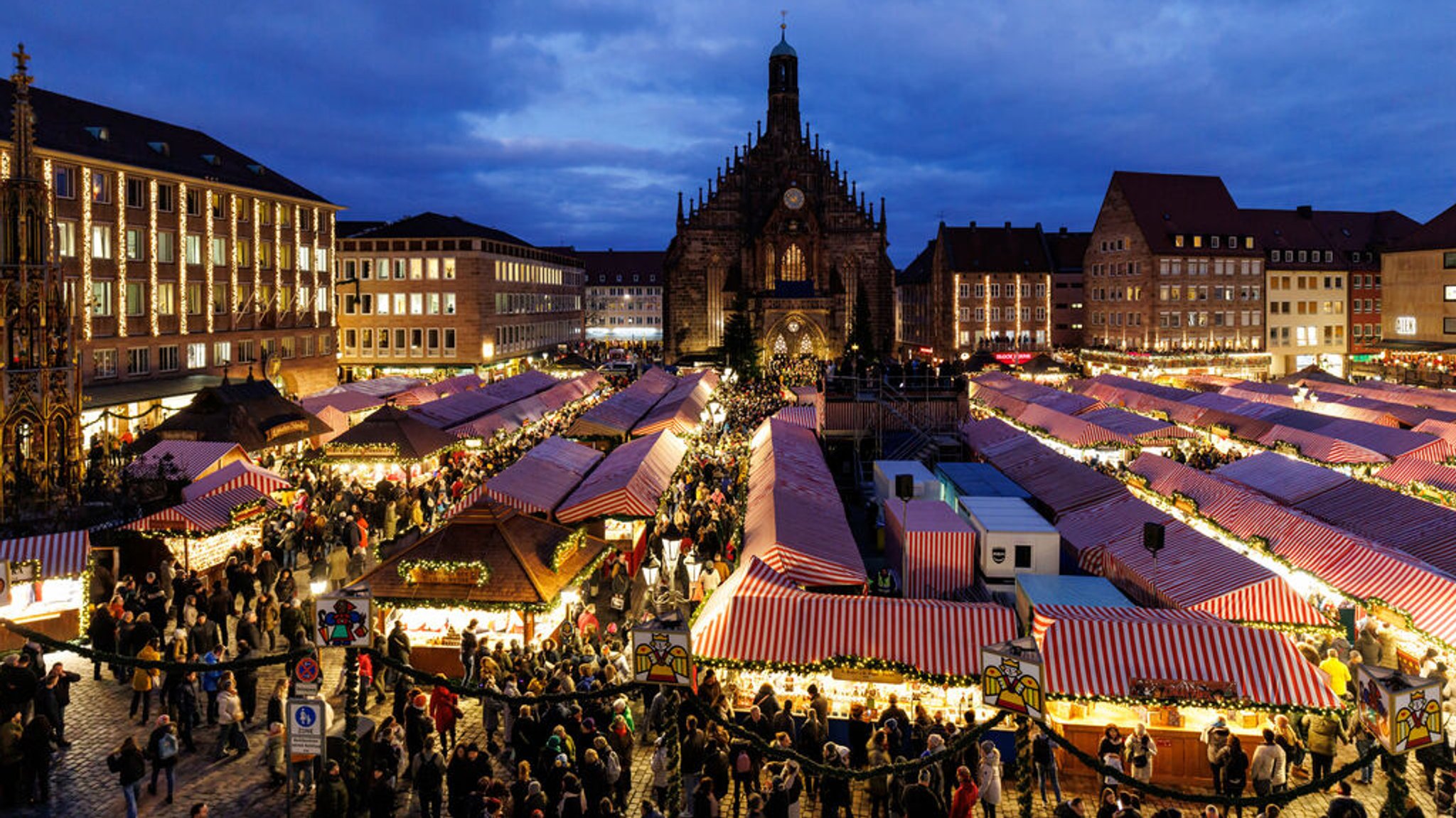 Blick über den Nürnberger Christkindlesmarkt. 