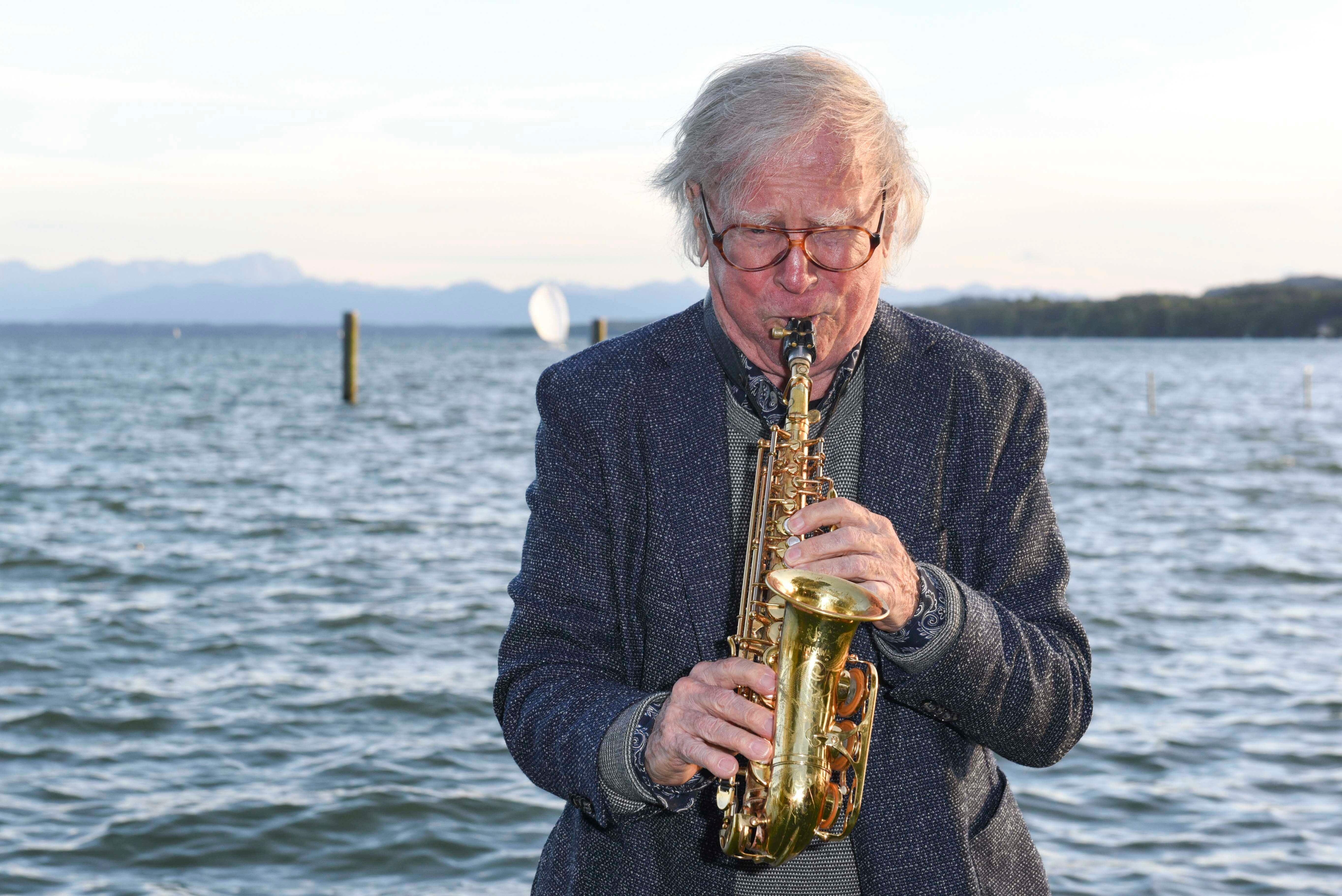 Mit dem Wind um die Wette blasen: Klaus Doldinger unweit seines Wohnsitzes Icking am Starnberger See (26.08.2020)