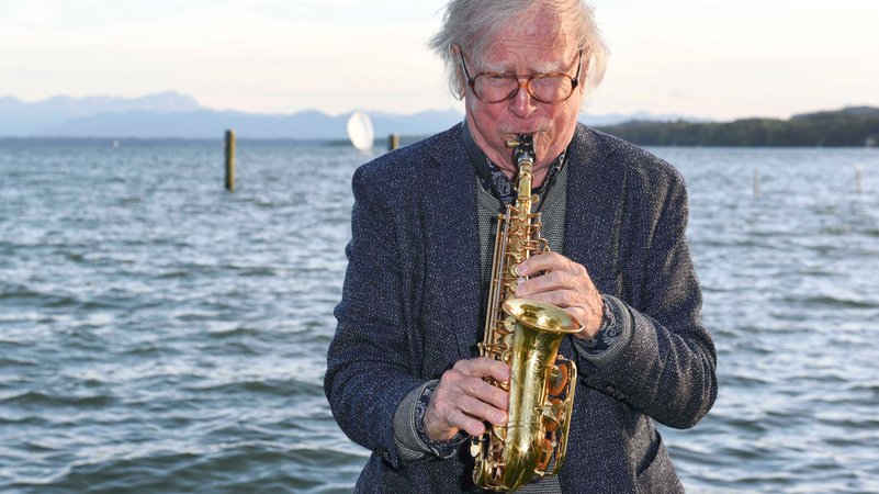 Mit dem Wind um die Wette blasen: Klaus Doldinger unweit seines Wohnsitzes Icking am Starnberger See (26.08.2020) | Bild: picture alliance / ABBfoto | - Mit dem Wind um die Wette blasen: Klaus Doldinger unweit seines Wohnsitzes Icking am Starnberger See (26.08.2020)