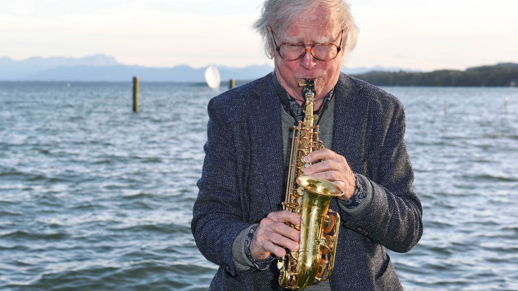 Mit dem Wind um die Wette blasen: Klaus Doldinger unweit seines Wohnsitzes Icking am Starnberger See (26.08.2020)