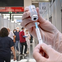 Omikron, Corona-Viren im Fettgewebe, Positive Wirkung der Natur | Bild: dpa