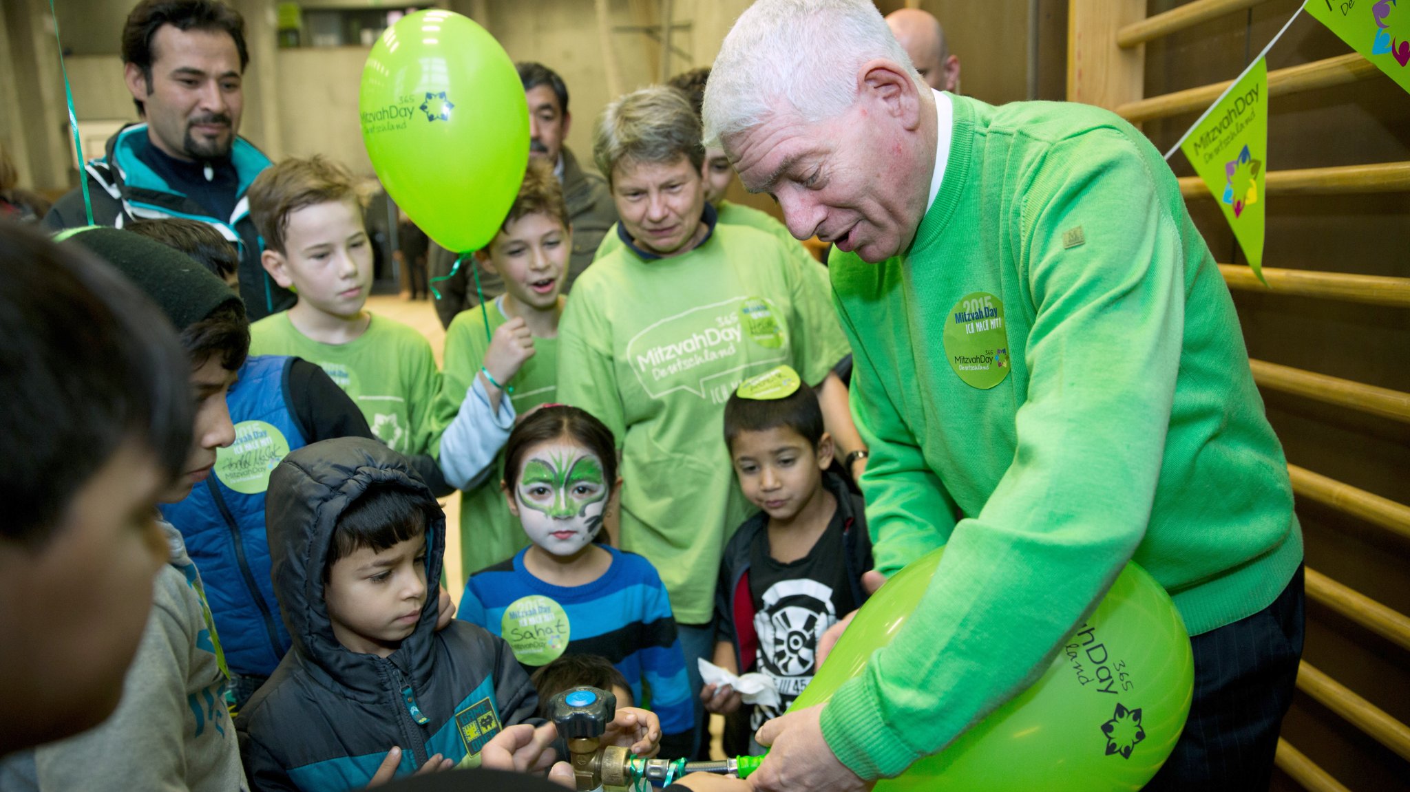 Der Präsident des Zentralrats der Juden, Josef Schuster, am Mitzvah-Day mit Kindern (Archivbild)