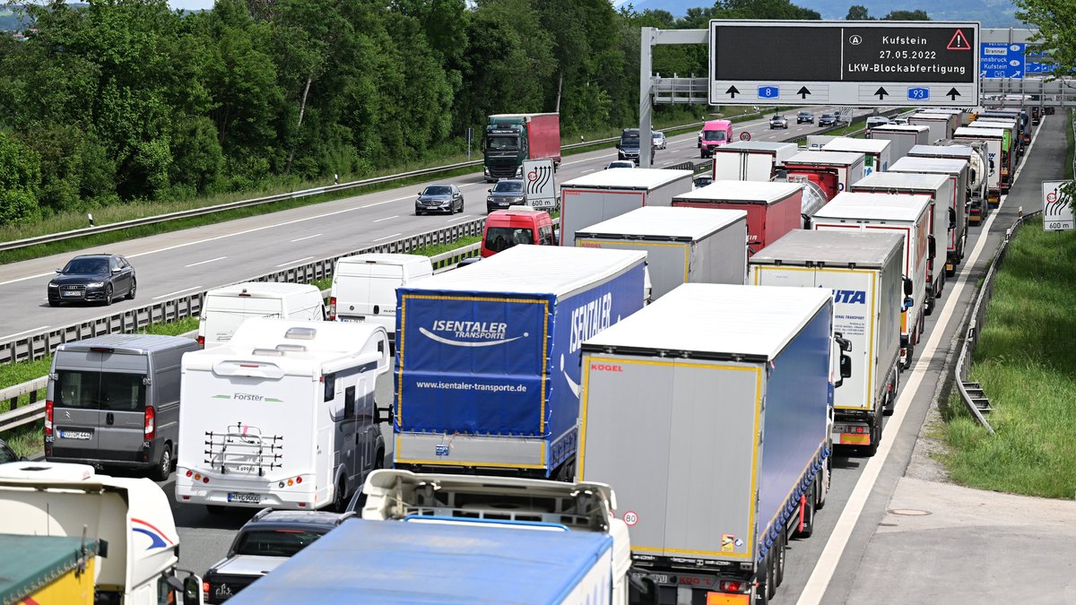 Fahrzeuge stehen beim Autobahndreieck Inntal wegen der Blockabfertigung für Lkw·s am Grenzübergang Kufstein im Stau.