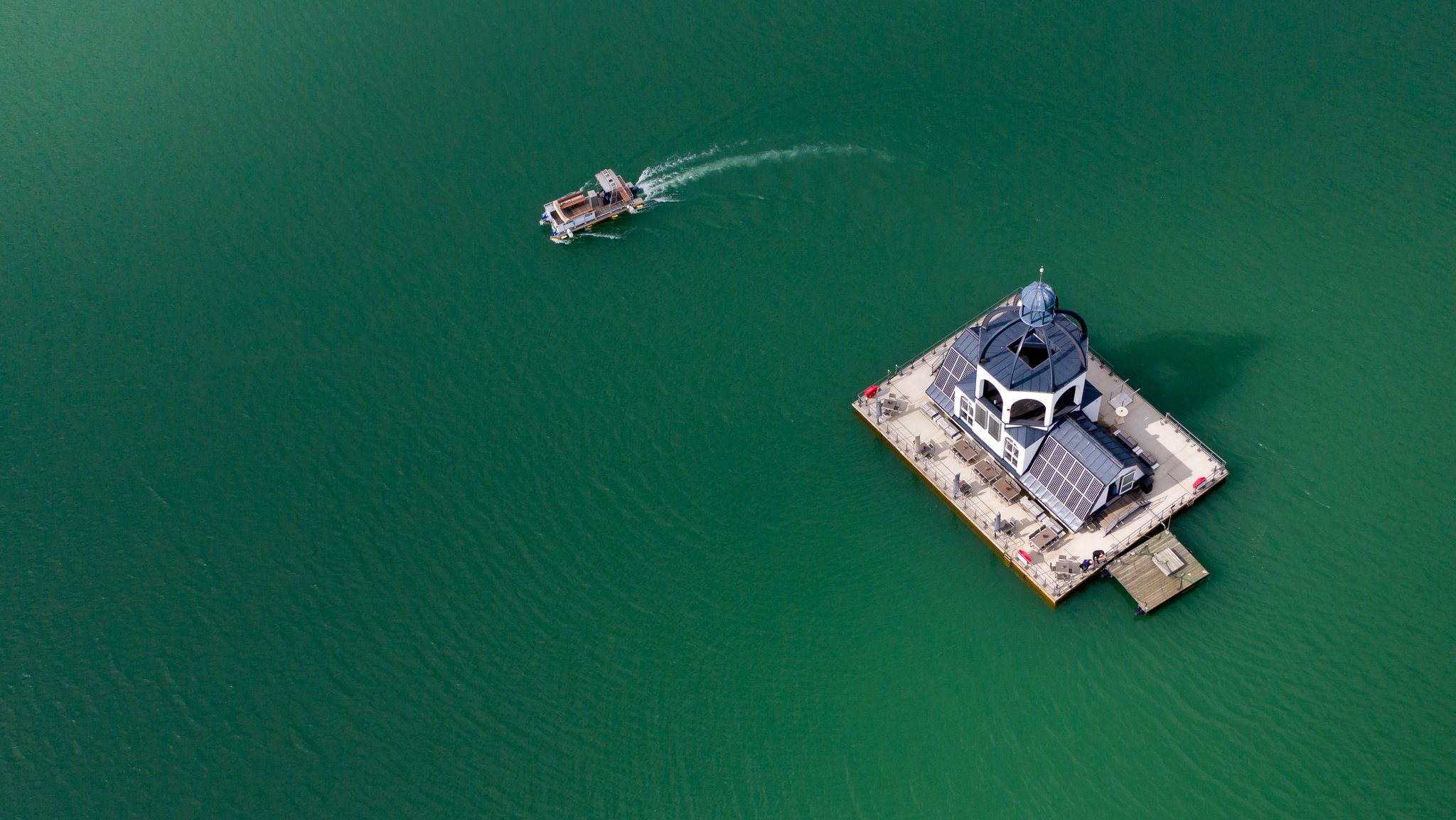 Ein Boot verlässt die schwimmende Kirche "Vineta" auf dem Störmthaler See  bei Leipzig