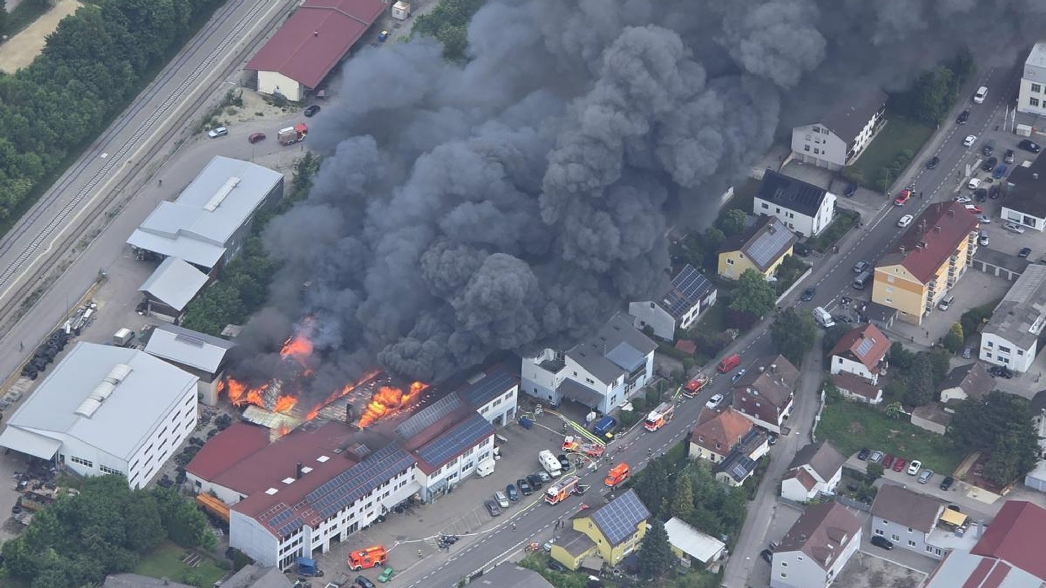 Auf dem Gelände eines Reifenhandels in Eggenfelden ist am Freitagnachmittag ein Feuer ausgebrochen. | Bild: Feuerwehr Eggenfelden Auf dem Gelände eines Reifenhandels in Eggenfelden ist am Freitagnachmittag ein Feuer ausgebrochen.