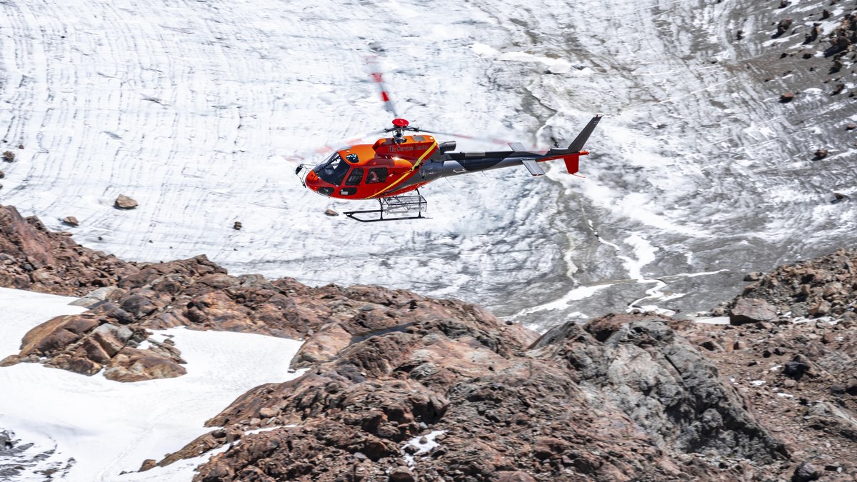 Schneemangel in Italien: Hubschrauber bringt Schnee auf Skipiste