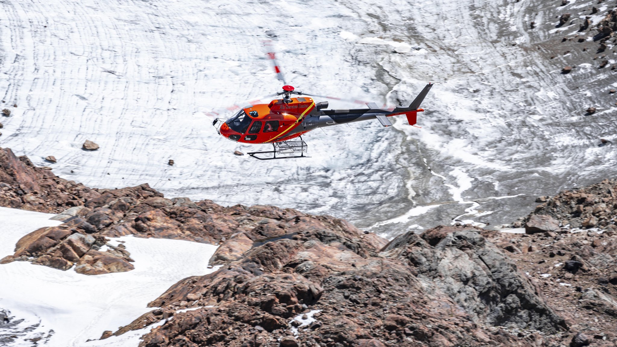 Schneemangel in Italien: Hubschrauber bringt Schnee auf Skipiste