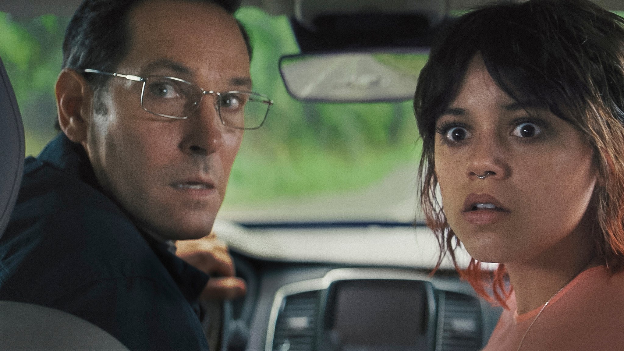 Papa Elliot (Paul Rudd) und Tochter Ridley (Jenna Ortega) blicken in "Death of a Unicorn" schockiert auf die Straße