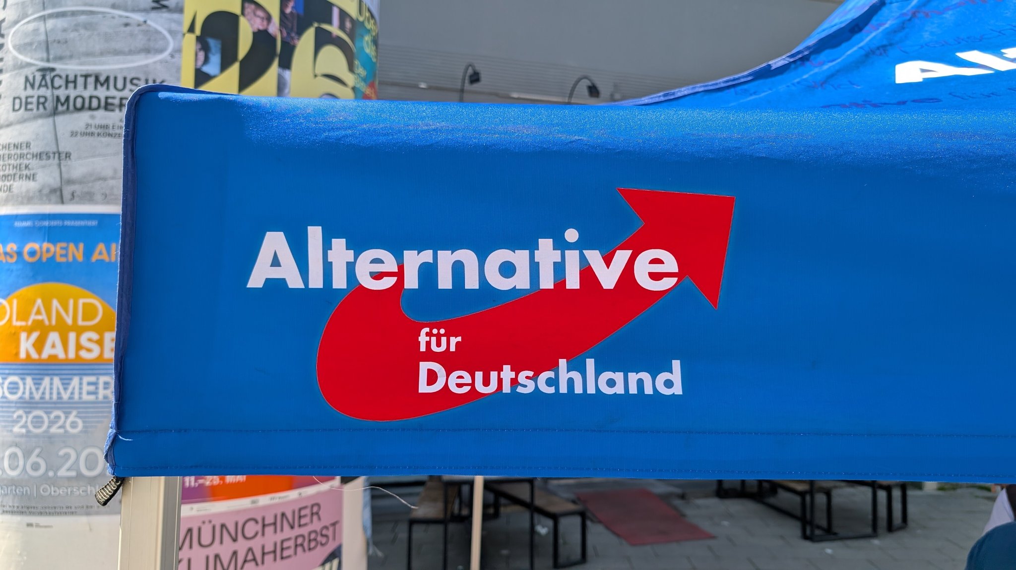 (Symbolbild) Ein AfD-Logo auf dem Dach eines Pavillons | Bild: picture alliance / ZUMAPRESS.com | Sachelle Babbar (Symbolbild) Ein AfD-Logo auf dem Dach eines Pavillons