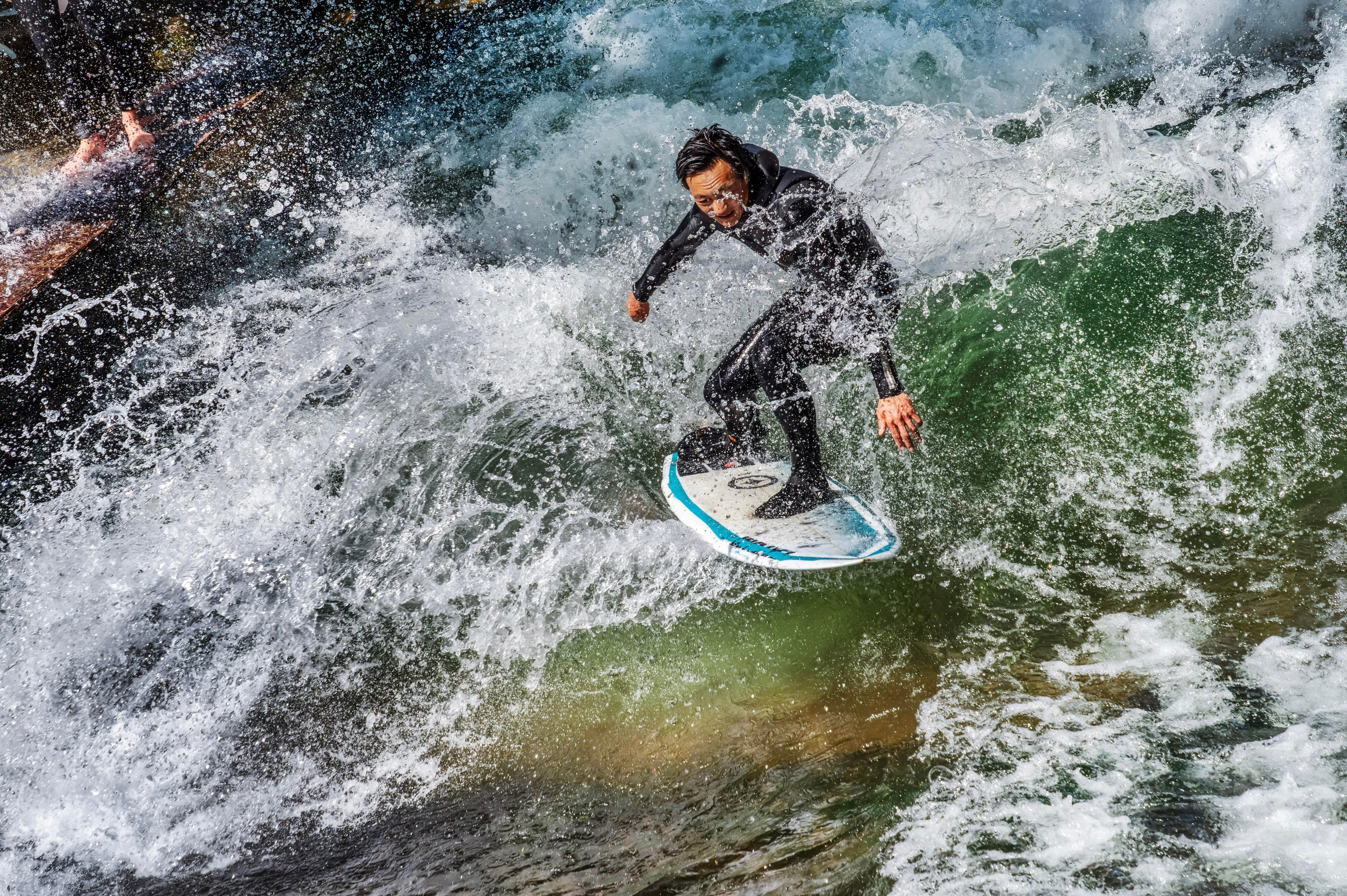 Stadt gibt Eisbachwelle offiziell fürs Surfen frei 