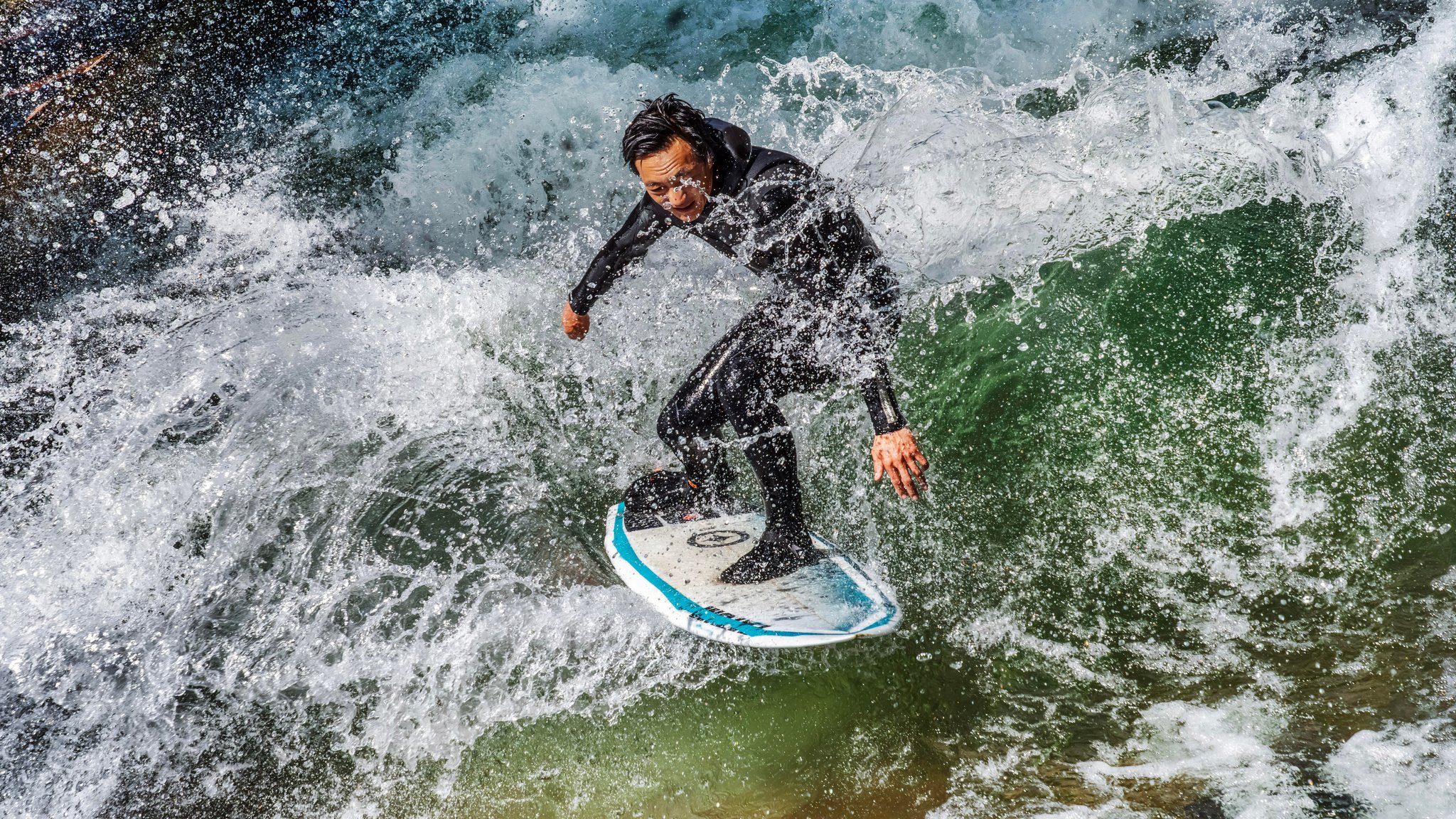 Stadt gibt Eisbachwelle offiziell fürs Surfen frei | Bild: picture alliance / Wolfgang Maria Weber | Wolfgang Maria Weber Stadt gibt Eisbachwelle offiziell fürs Surfen frei