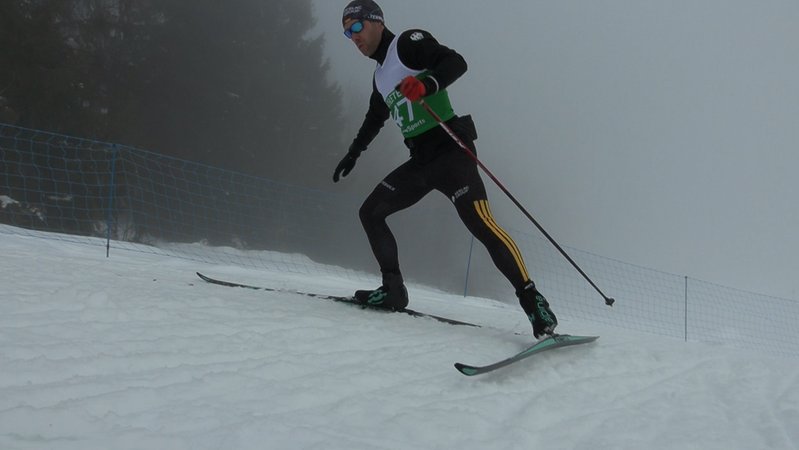 Mit dabei ist auch der Langläufer Max Weidner aus Neureichenau. Seine rechte Hand ist verstümmelt. | Bild: BR/ Martin Gruber Mit dabei ist auch der Langläufer Max Weidner aus Neureichenau. Seine rechte Hand ist verstümmelt.
