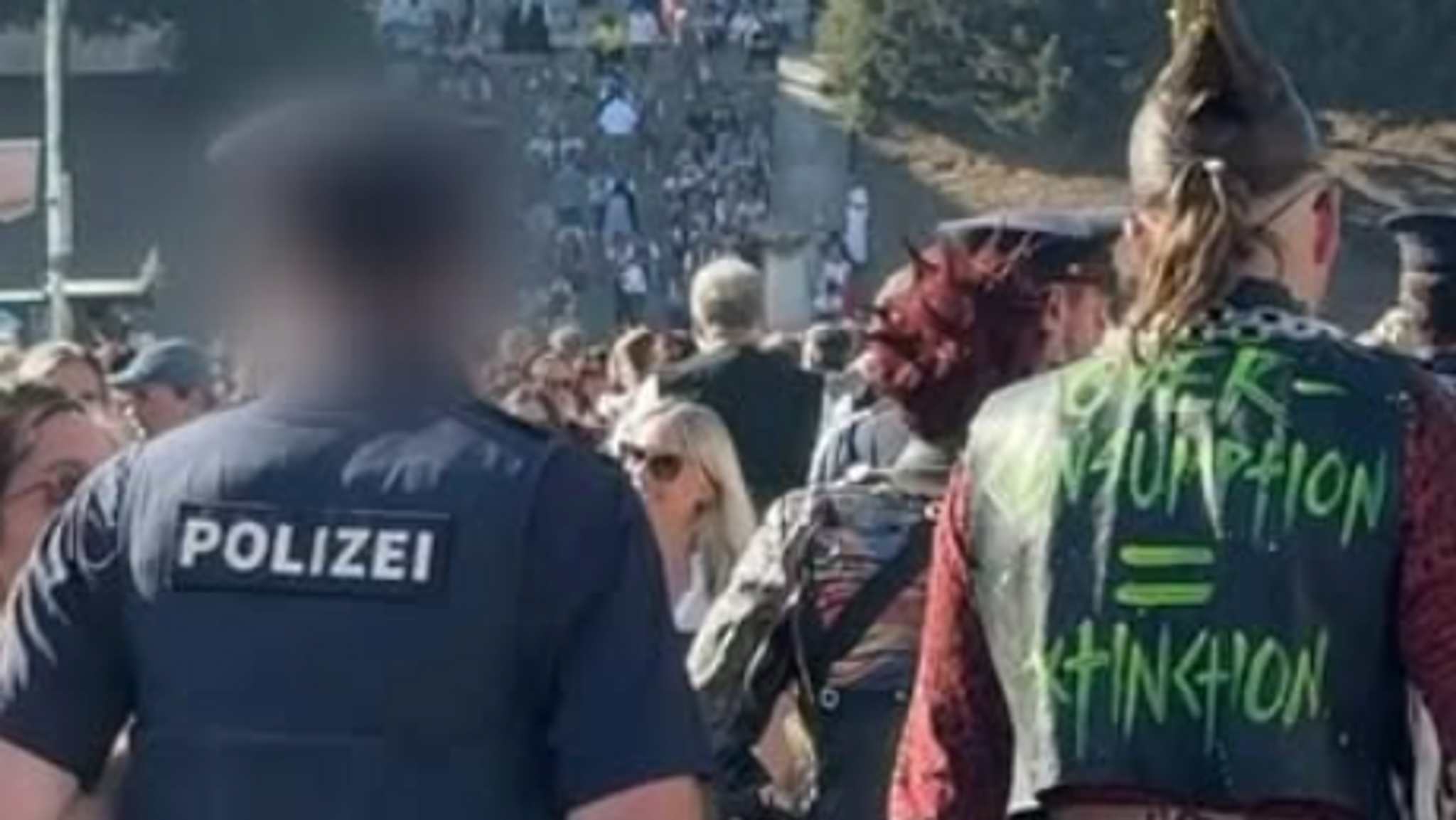 Screenshot aus dem Video der Rap-Gruppe "Dicht & Ergreifend" auf Instagram. | Bild: Instagram/Dichtundergreifend Screenshot aus dem Video der Rap-Gruppe "Dicht & Ergreifend" auf Instagram.