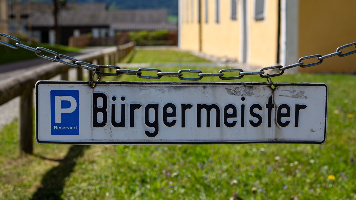 Schild für den Parkplatz des Bürgermeisters