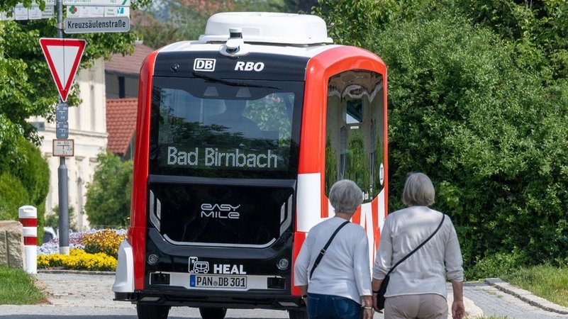 Autonom fahrender Bus in Bad Birnbach | Bild: dpa-Bildfunk/Armin Weigel Autonom fahrender Bus in Bad Birnbach