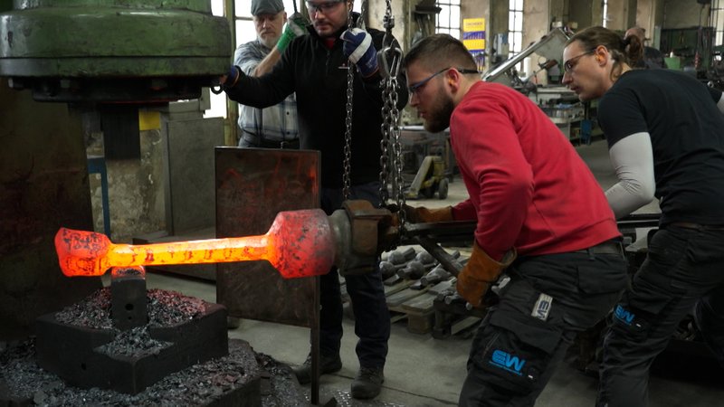 Drei Männer schmieden Glockenklöppel | Bild: BR Drei Männer schmieden Glockenklöppel