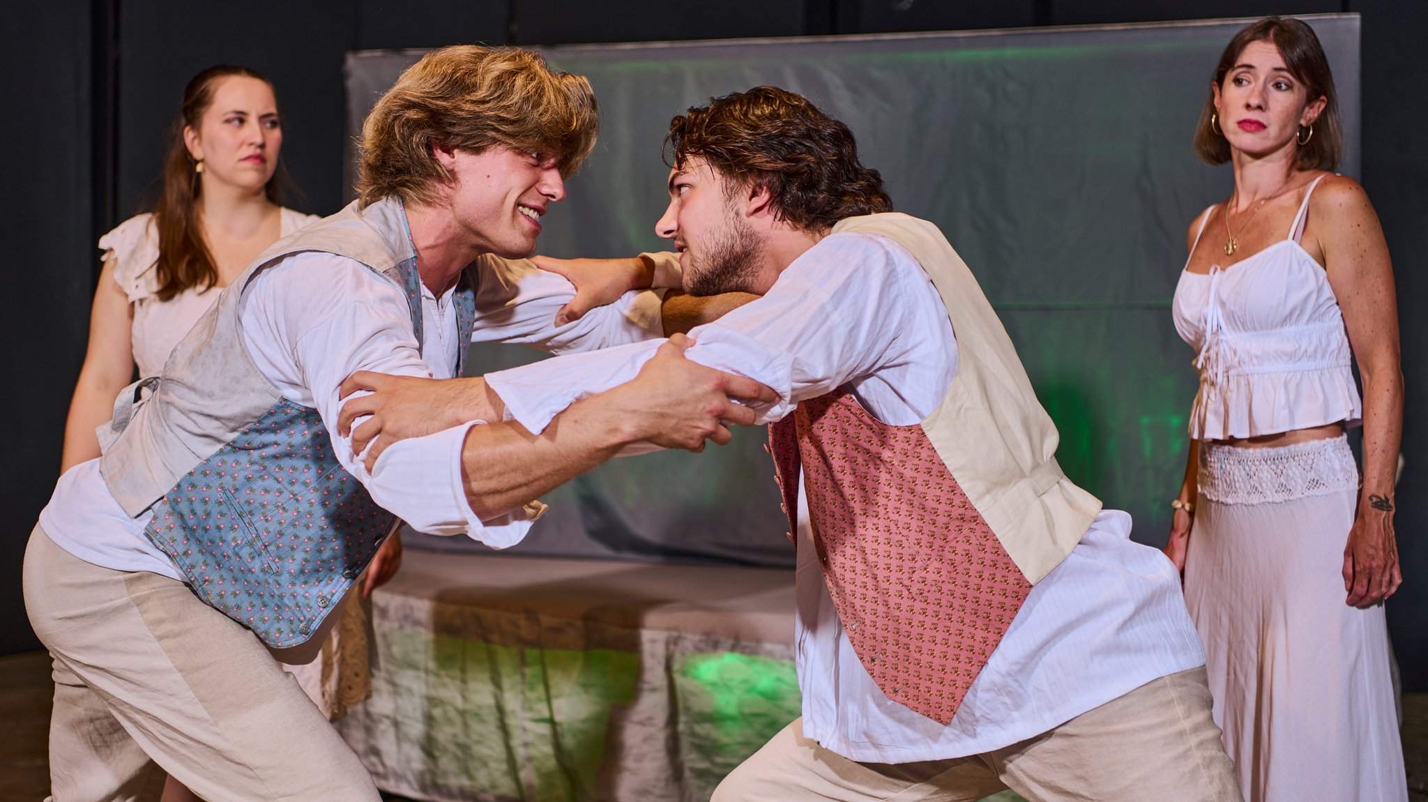 Richard Fouqueau als Demetrius (links) und Valentin Schmidt als Lysander (rechts) im Clinch | Bild: Rolf Demmel/Komödie im Bayerischen Hof Richard Fouqueau als Demetrius (links) und Valentin Schmidt als Lysander (rechts) im Clinch