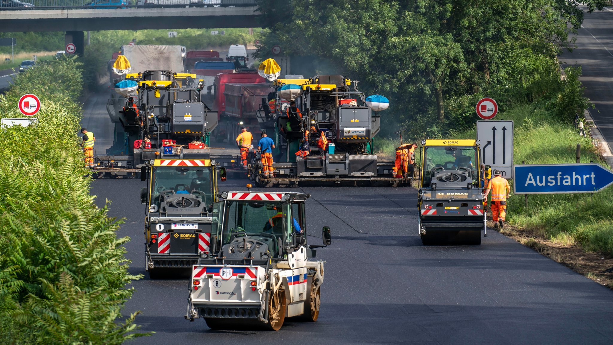 Bundesverkehrsminister Volker Wissing will die Planungszeiten auch für Straßenbauprojekte halbieren.