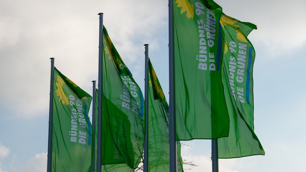Fahnen von Bündnis 90/Die Grünen wehen bei einer Landesdelegiertenkonferenz der bayerischen Grünen vor dem Messezentrum. (Symbolbild)