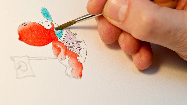 So sieht es aus, wenn Ingo Siebner den kleinen Drachen Kokosnuss per Hand zeichnet | Bild: picture alliance / dpa | Christoph Schmidt So sieht es aus, wenn Ingo Siebner den kleinen Drachen Kokosnuss per Hand zeichnet