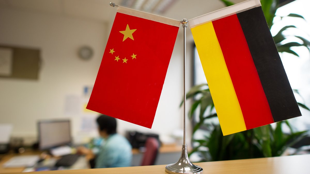 Ein Ständer mit der chinesischen und der deutschen Flagge ist im Sekretariat des Konfuzius-Instituts der Heinrich-Heine-Universität in Düsseldorf (Nordrhein-Westfalen) zu sehen.