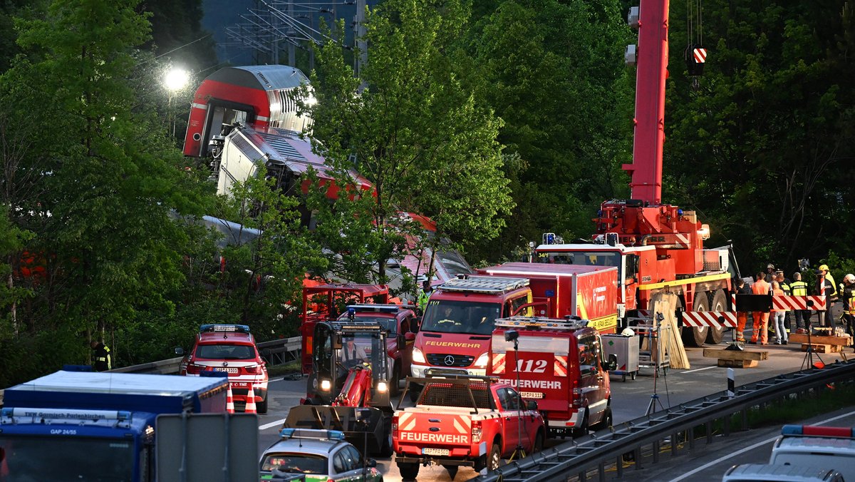 Das schwere Zugunglück bei Burgrain im Juni 2022 | Bild: picture alliance/dpa/Angelika Warmuth Das schwere Zugunglück bei Burgrain im Juni 2022