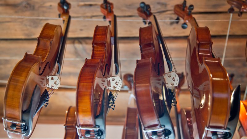 Geigen in einer Bubenreuther Geigenbauerwerkstatt | Bild: picture alliance / dpa | Daniel Karmann Geigen in einer Bubenreuther Geigenbauerwerkstatt
