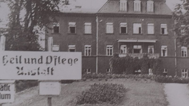 Eine historische Aufnahme des Gebäudes aus dem Jahr 1945