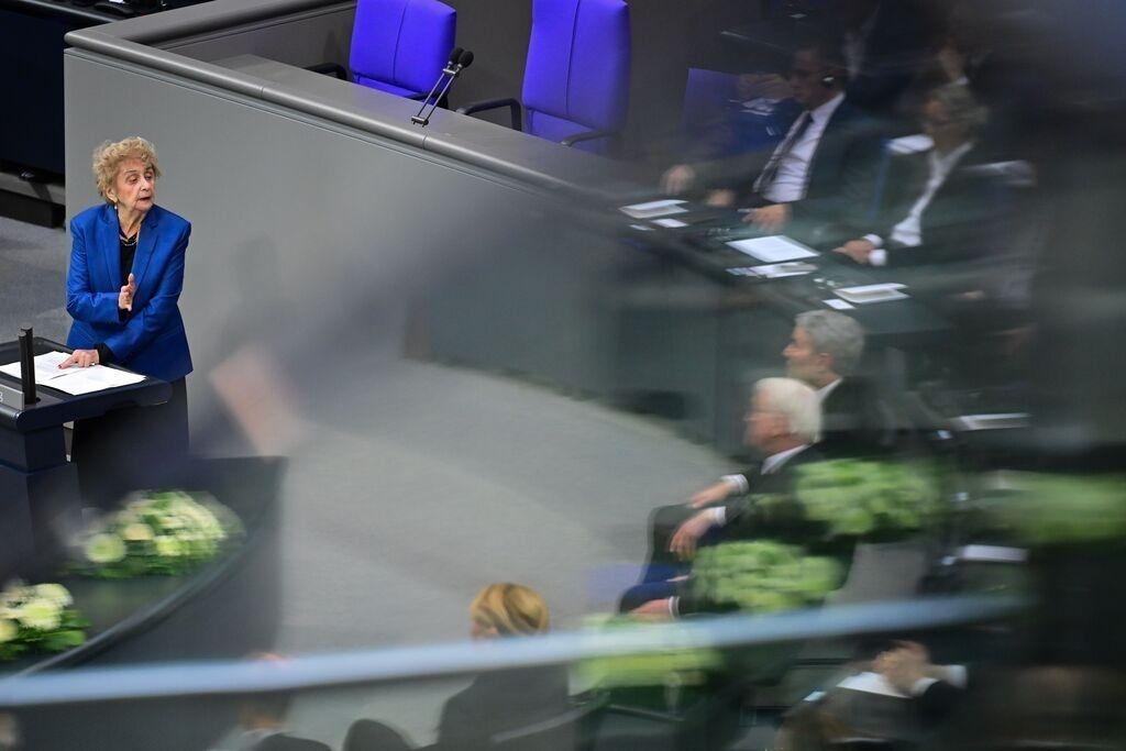 28.01.2026, Berlin: Holocaust-Überlebende Tova Friedman (l) spricht während einer Gedenkstunde im Deutschen Bundestag anlässlich des Holocaust-Gedenktags zu den Gästen - darunter Bundespräsident Frank-Walter Steinmeier (r).