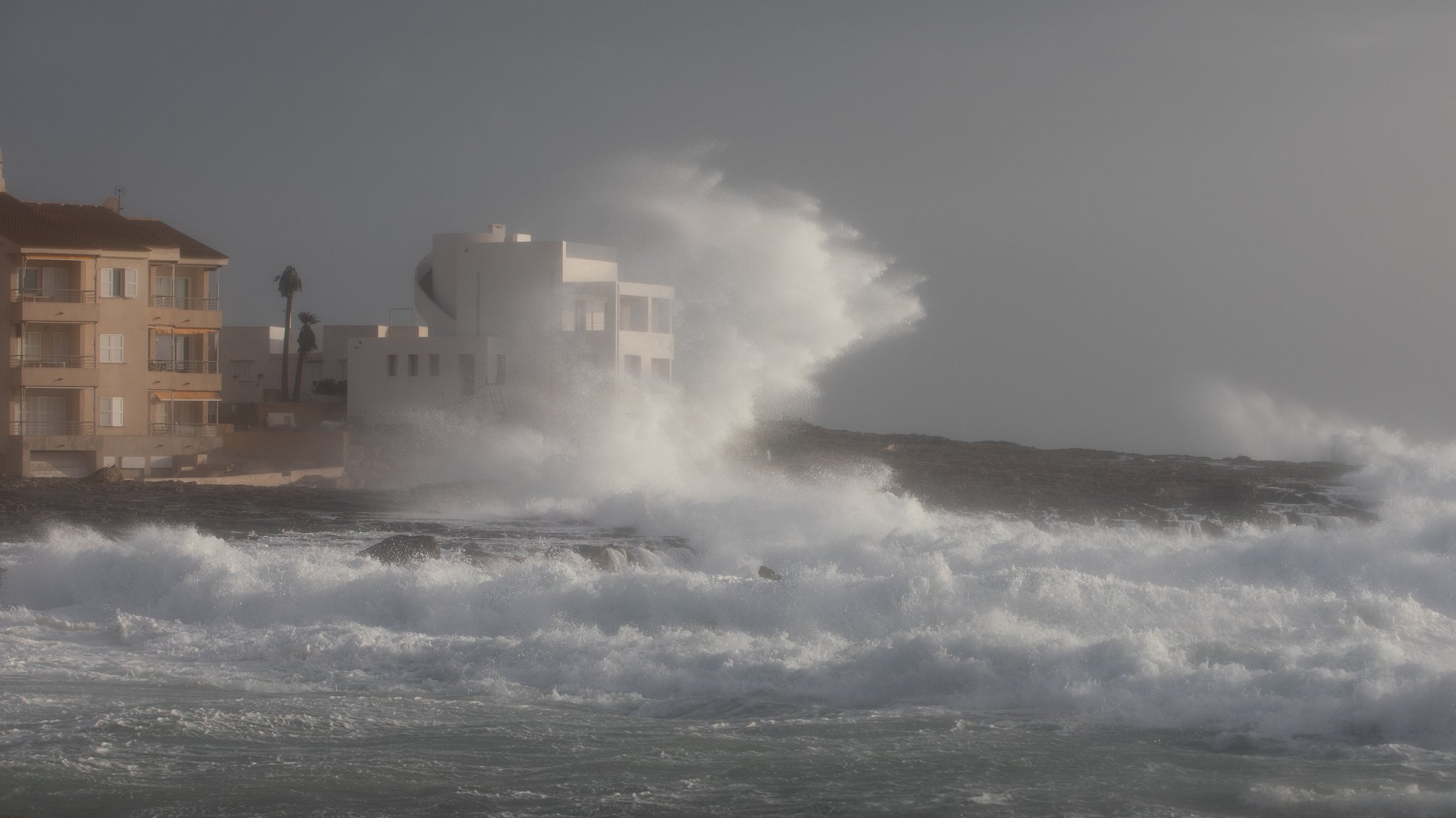 Hohe Wellen treffen auf den Strand Colonia de Sant Jordi an der Südostküste der Insel Mallorca