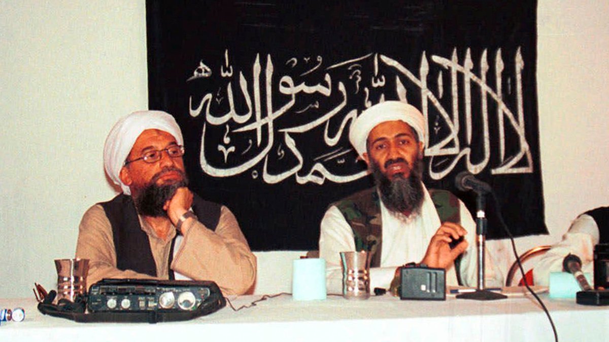 Aiman al-Sawahiri (l) und Osama bin Laden sprechen auf einer Pressekonferenz.