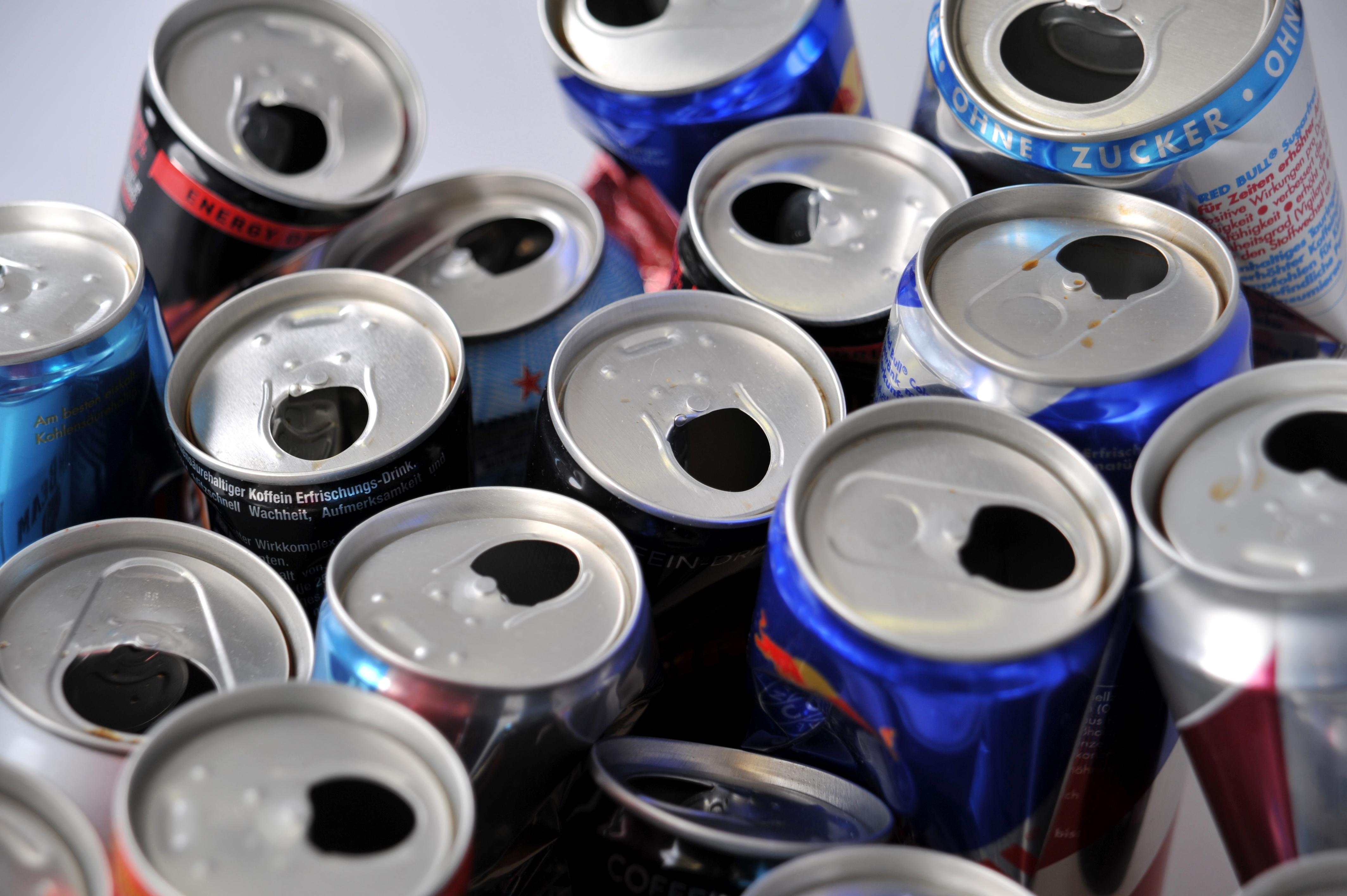 Verschiedene leere Dosen Energy-Drinks