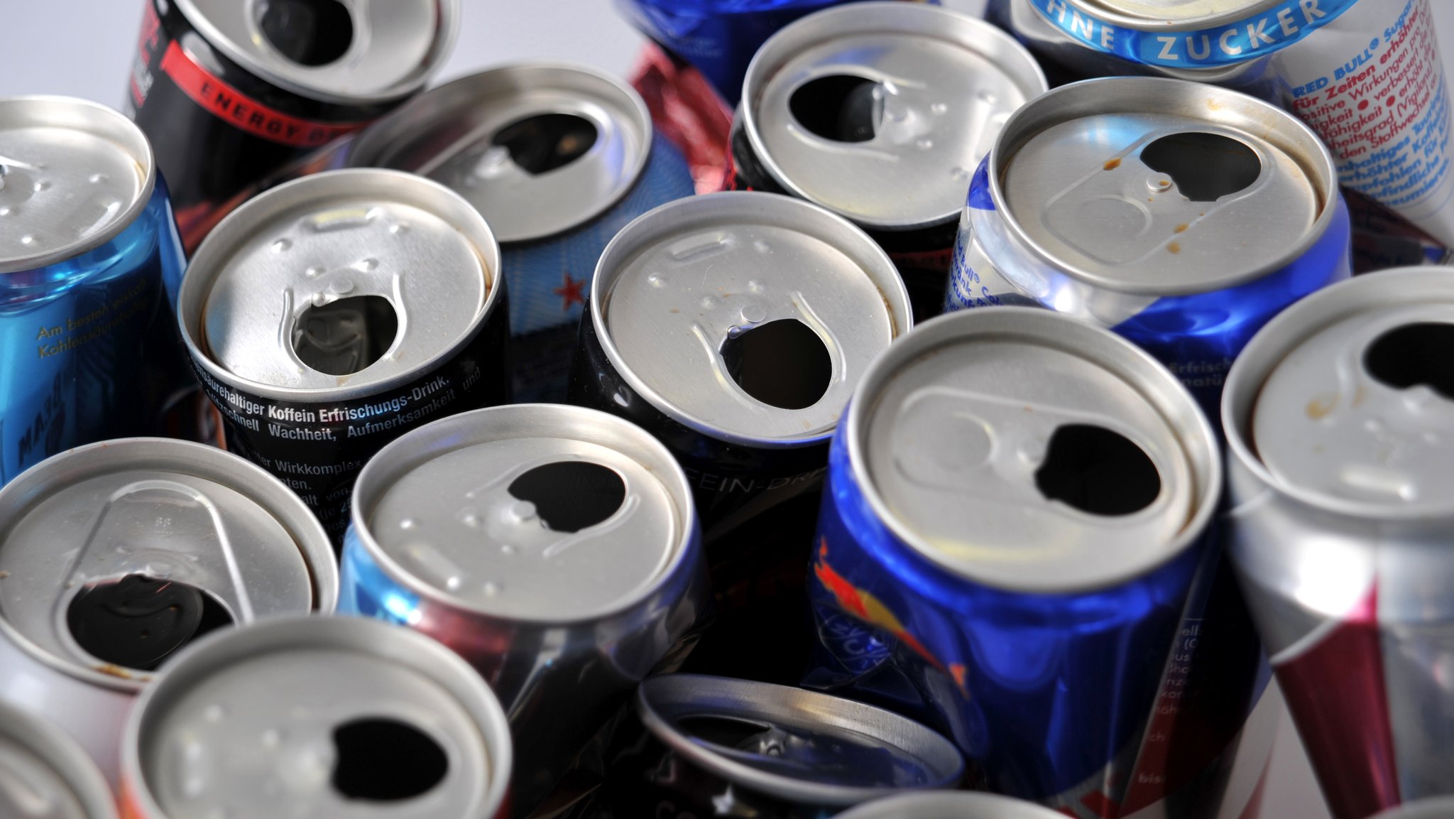 Verschiedene leere Dosen Energy-Drinks