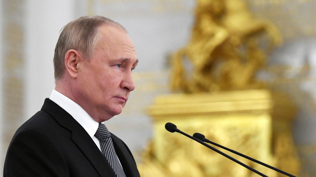 21.06.2022, Russland, Moskau: Wladimir Putin, Präsident von Russland, hält eine Rede während eines Treffens mit Absolventen höherer Militärakademien im Kreml.