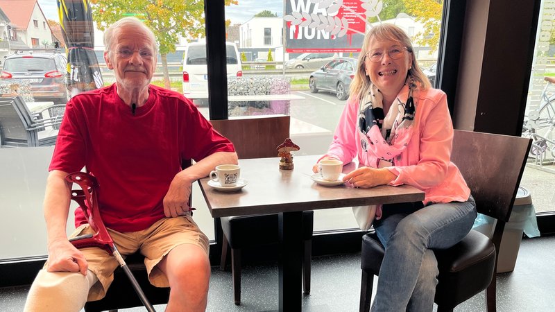 Peter Straube und Alltags-Begleiter-Erfinderin Jutta Massl | Bild: BR / Daniel Peter Peter Straube und Alltags-Begleiter-Erfinderin Jutta Massl