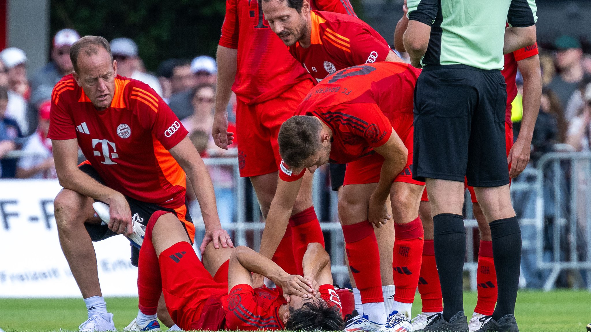 Hiroki Ito liegt verletzt am Boden