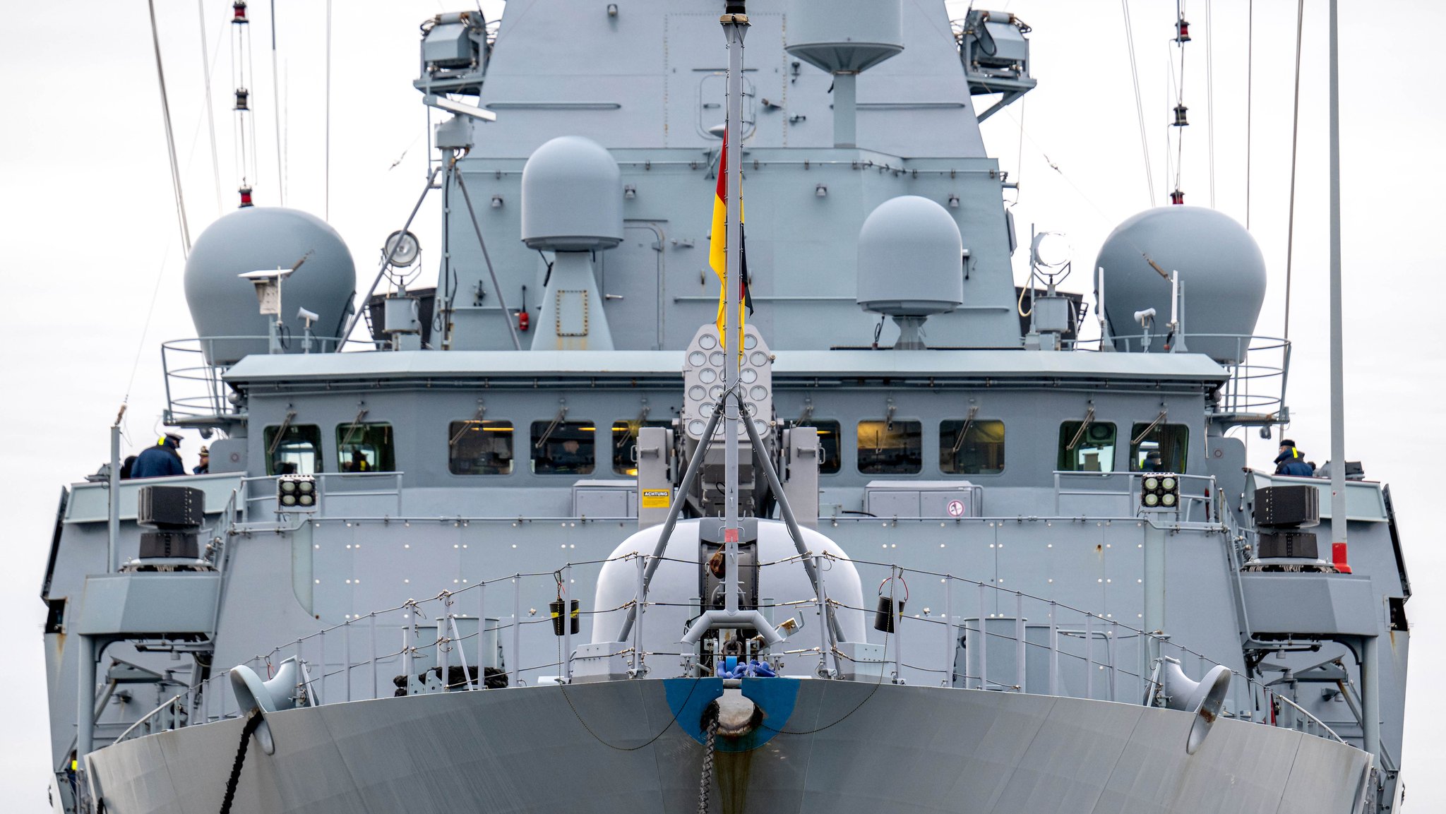 Die Fregatte "Hessen" vor der Abfahrt im Hafen.