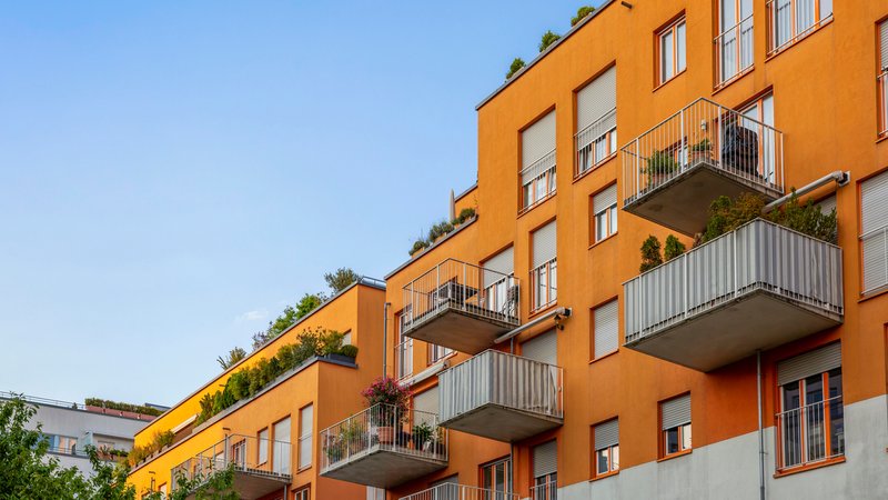 Wohnungen in München mit Balkon | Bild: picture alliance / Westend61 | Maria Maar Wohnungen in München mit Balkon