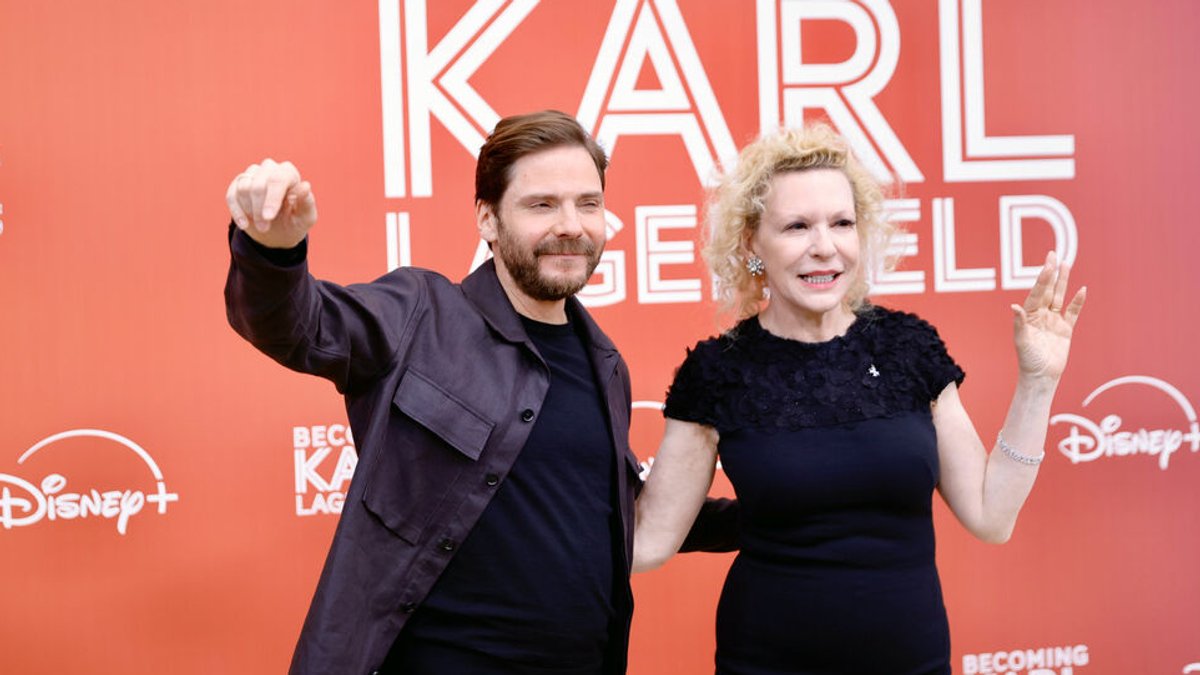Die Schauspieler Daniel Brühl (l) und Sunnyi Melles bei der Deutschlandpremiere der Serie "Becoming Karl Lagerfeld" im Kino Zoo Palast