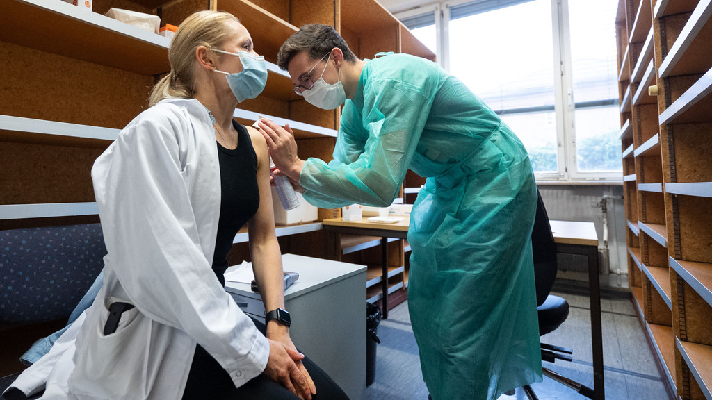Eine Ärztin bekommt in einem Pop-Up-Impf-Ort ihre Corona-Impfung von einem Medizinstudenten verabreicht (Symbolbild).