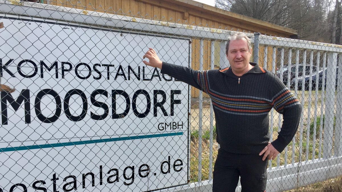 Firmenchef Christian Schiedermeier am Eingangstor zu seiner Kompostanlage in Moosdorf