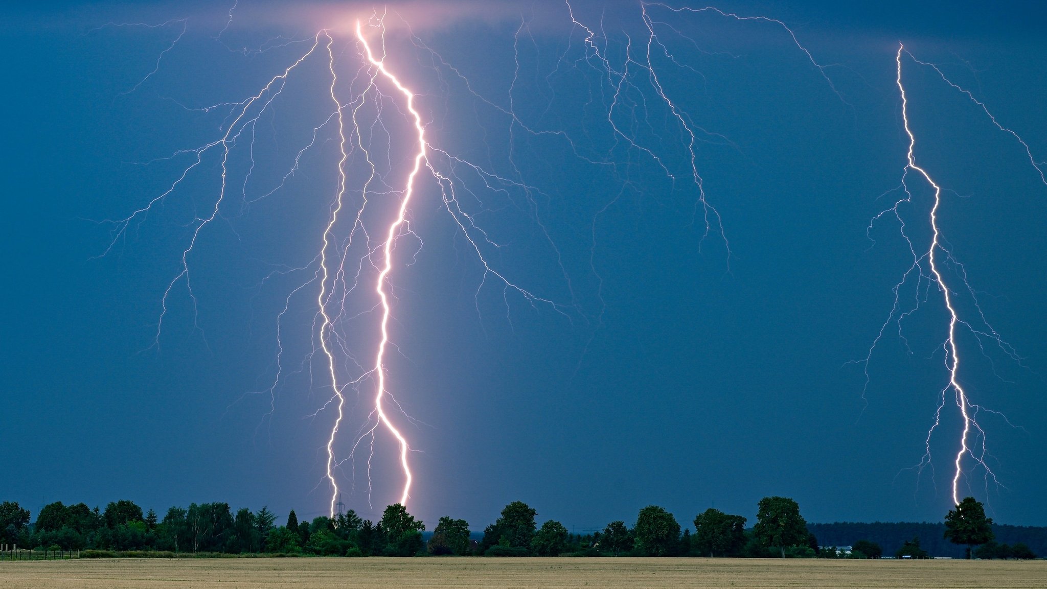 Wetterdienst warnt vor Gewittern und Starkregen im Süden Bayerns