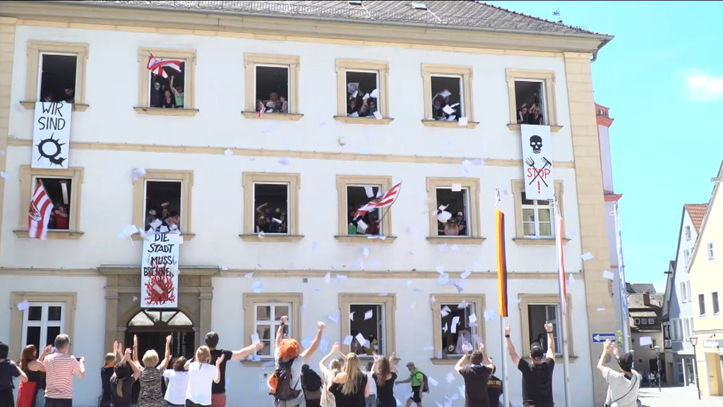 Sturm aufs Weißenburger Rathaus. | Bild: BR Sturm aufs Weißenburger Rathaus.