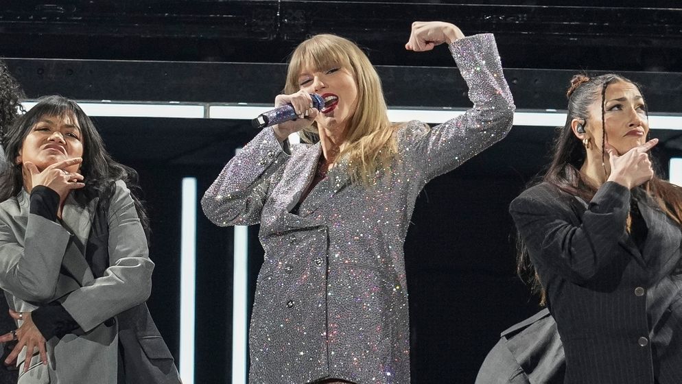 Schafft alles und noch mehr: Taylor Swift während ihrer "Eras Tour" in Tokyo im Tokyo Dome am 07.02.2024, in Tokyo. | Bild:picture alliance / ASSOCIATED PRESS | Toru Hanai