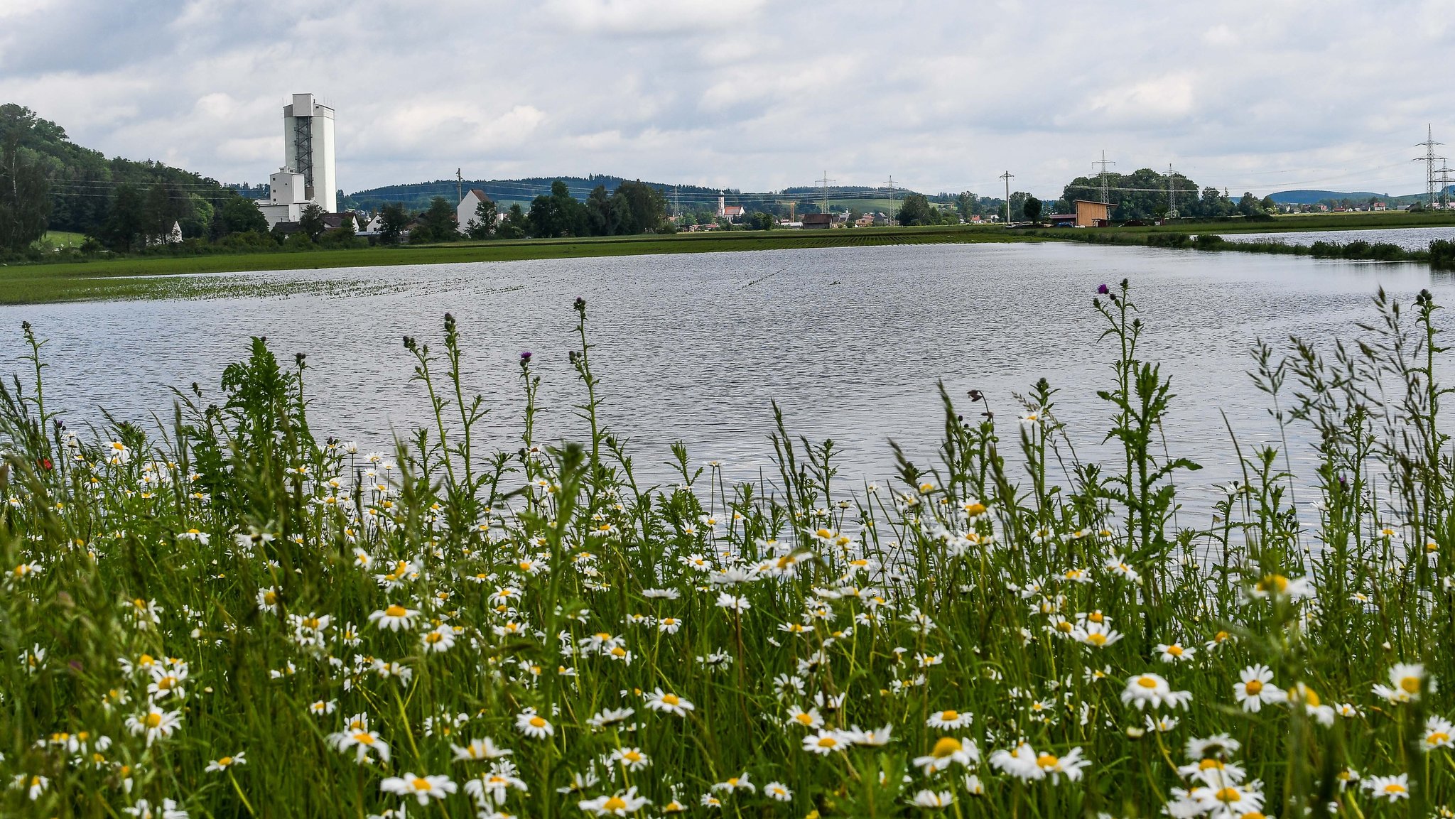 Blick auf Wassermassen in Hochwasserrückhaltebecken; Hochwasserschutz: Aus der Flut in Bayern lernen